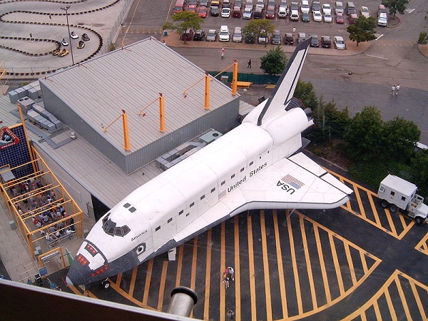  O veículo instalado na área externa do Space Shuttle America é um exemplo de modelo de treinamento. 
